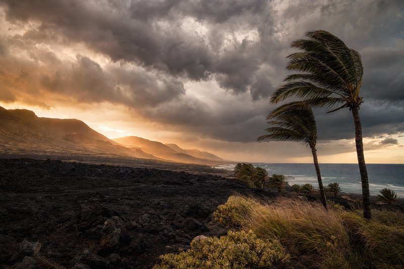 Paisaje volcánico de las Islas Canarias bajo cielo tormentoso — evocación de alerta meteorológica en el archipiélago
