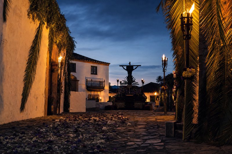 Plaza de pueblo español al atardecer durante la Semana Santa — evocación de la tradición de la quema de Judas en Canarias